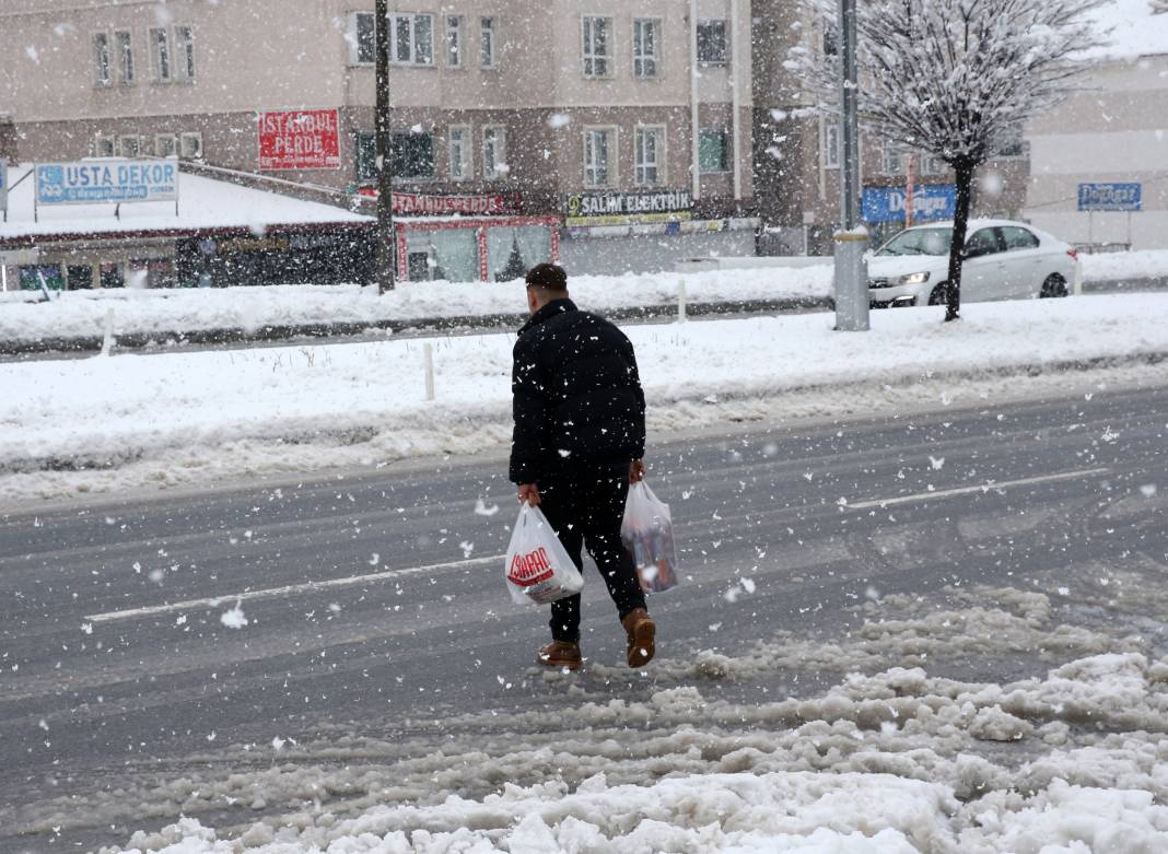 Bitlis ve Bingöl'de eğitime kar engeli 22